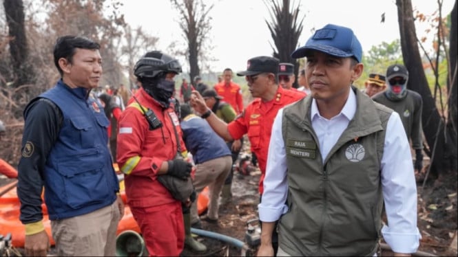 Menhut Raja Antoni turun langsung meninjau penanganan kebakaran hutan dan lahan di Kalimantan Barat.