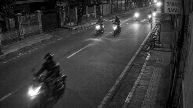 Ilustrasi pengendara motor yang melintas di area rawan begal.