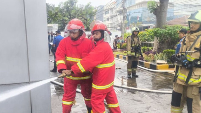 Sudin Gulkarmat simulasi penanggulangan bahaya kebakaran di perkantoran wilayah Petojo Selatan, Gambir.