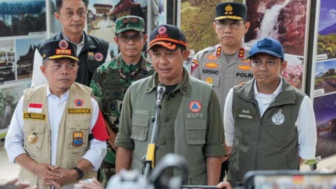 Kepala BNPB Letjen TNI Suharyanto (tengah), Menhut Raja Antoni (kanan), Gubernur Jambi Al Haris (kiri) serta pejabat terkait usai meninjau Karhutla di