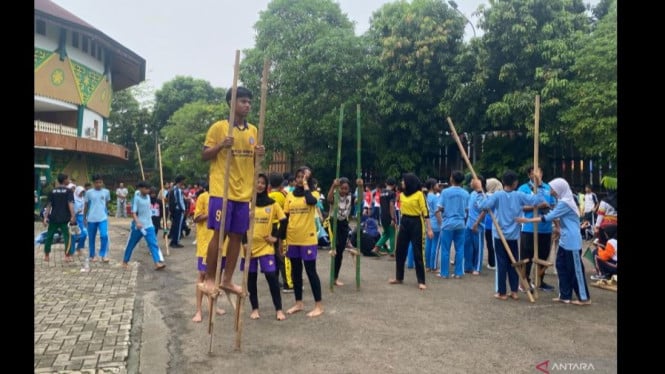 Seorang siswa bermain egrang dalam Gebyar Seni Budaya Setu Babakan di Unit Pengelola Kawasan (UPK) Perkampungan Budaya Betawi Setu Babakan
