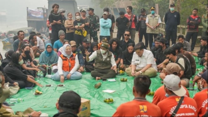 Menhut Raja Antoni berdiskusi dengan para relawan dalam penanganan karhutla di kawasan Taman Nasional Tanjung Puting, Kalimantan Tengah.