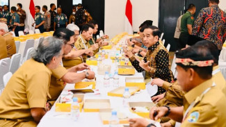 Jokowi Makan Nasi Kotak Bareng Para Kepala Daerah se-Indonesia
