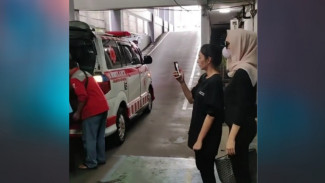 Dampingi Ibunda di Ambulans Hingga Sampai Rumah Duka, Tyas Mirasih Tampak Tegar