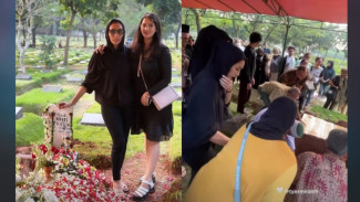 Mengantar Ibunda ke Peristirahatan Terakhir, Tyas Mirasih Terus Pandangi Jenazah Sang Ibu