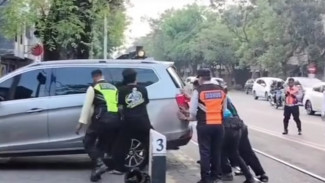 Akibat Parkir Sembarangan, Sebuah Mobil Menghalangi Laju Kereta Jaladara Solo