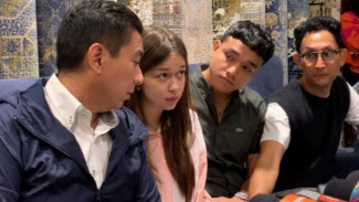 Gelar Konferensi Pers Didampingi Fadly Faisal, Rebecca Klopper Sampaikan Permintaan Maaf