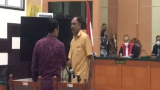 Haris Azhar Salami Luhut di Akhir Persidangan