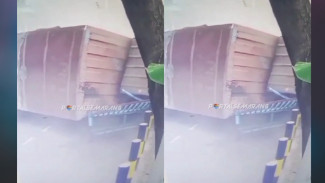 Diduga Rem Blong, Truk Boks Terjun Bebas Hingga Tabrak Pagar Pabrik Indofood Tambak Aji Semarang