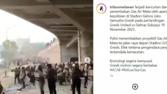 Bentrokan Suporter Gresik United dengan Polisi Usai Kalah dari Deltras