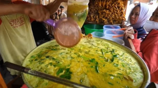 Soto Ayam Kuah Butek Cak Boneng, Kuliner Porsi Brutal Malang yang Super Murah