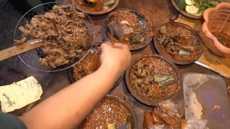 Warung Sukarasa Ibu Sumarmi, Tempat Makan Sambel Belut di Ngawi yang Menggunakan Dapur Kayu Bakar