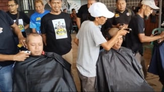 Relawan Batman Kebumen Jateng Rayakan Kemenangan Prabowo-Gibran dengan Cukur Gundul Massal