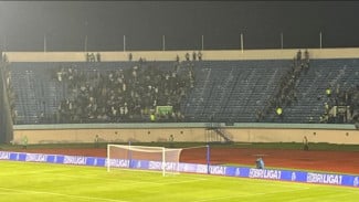 Polisi Bentrok dengan Suporter PSIS yang Nekat Datang ke Bandung