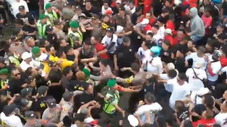 Ricuh Pengundian Nomor Urut Pilkada Pekalongan, Incumbent Dilempar Bambu hingga Perang Batu