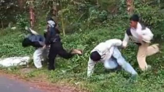 Viral Aksi Pelajar Saling Baku Hantam di Brebes, Malah Jadi Tontonan Warga