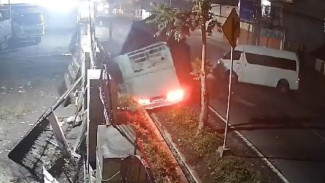 Adu Banteng Truk Vs Minibus Hiace di Jalur Wonosobo,-Banyumas, Enam Orang Luka-luka