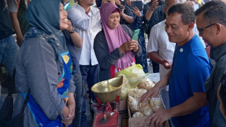 Ahmad Luthfi Blusukan Pasar di Klaten, Sapa Pedagang hingga Borong Dagangan