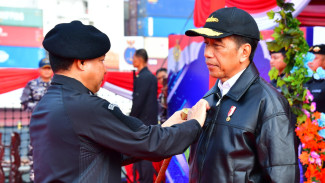 Jokowi Terima Brevet Hiu Kencana dari TNI AL, Ternyata Ini Alasannya