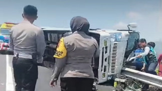 Minibus Bawa Rombongan Santri Terguling di Tol Bawen, 4 Meninggal Dunia