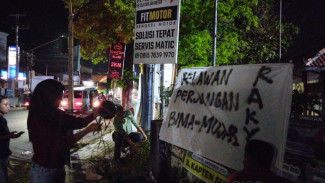Gotong Royong Sosialisasikan Bima-Mujab, Relawan Bikin Spanduk Pakai Kain Seadanya