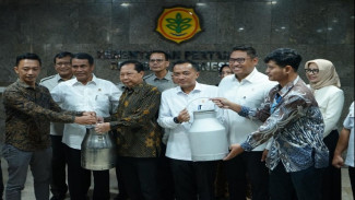 Mentan Amran Berhasil Mediasi Peternak Sapi Perah dan Industri Pengolahan Susu