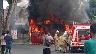 Bus BRT Semarang Terbakar Hebat di Gunungpati, Penumpang Panik Berhamburan