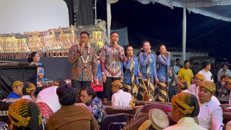 Di Hadapan Ribuan Penonton Wayang, Sudaryono Ajak Ribuan Warga Klaten Menangkan Luthfi-Taj Yasin