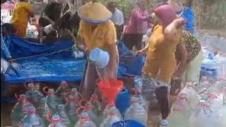Kekeringan, Gus Ali Wafa Bantu Air Bersih untuk Desa Pranti