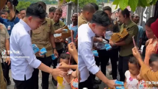 Momen Gibran Tukar Es Plastik Bocah dengan Susu Kotak: Kamu Enggak Boleh Minum Ini!