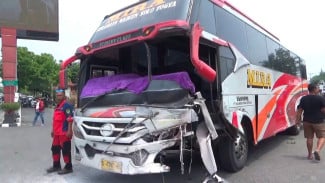 Bus Mira Terobos Lampu Merah di Klaten, Adu Banteng dengan Truk Pasir hingga Ringsek