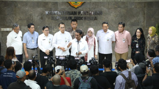DPR Puji Bersih-bersih Ala Mentan Amran, Copot Pegawai Hingga Cabut Izin Usaha Pupuk Palsu