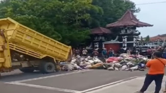 Frustasi, Warga Tumpahkan 2 Truk Sampah di Kantor Bupati Pemalang