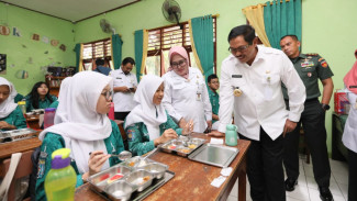 Pj Gubernur Jateng: Makan Bergizi Gratis Baru Terlaksana di 13 Kabupaten/Kota
