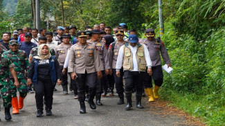 Kapolda Jateng Pantau Langsung Bencana Longsor Pekalongan, Kerahkan Unit K9 dan Ekskavator