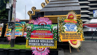 Kantor Gubernur Jateng Dibanjiri Karangan Bunga