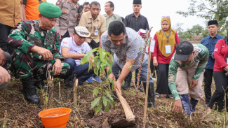 Wagub Jateng Tanam 1.000 Bibit Pohon di Kawasan Waduk Logung Kudus
