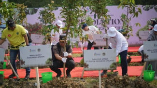 Peringati Hari Bumi, PT Pupuk Indonesia Utilitas Gandeng DLH Tanam 500 Pohon di Gresik