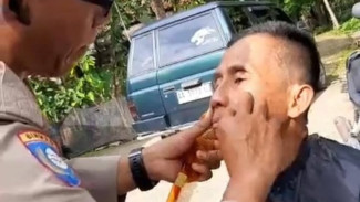 Sosok Bripka Kuwat, Polisi Dari Kebumen,  Senang Layani Cukur Rambut ODGJ
