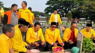 HUT Golkar di Jateng, Ziarah Makam Pahlawan dan Bagi Sembako