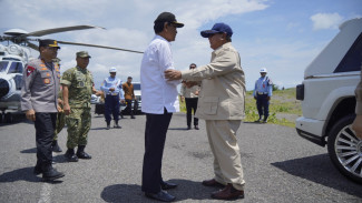 Momen Kompak Prabowo Semobil “Maung” Bersama Sri Sultan Hamengkubuwono X