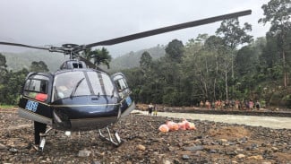 Cerita Menegangkan Pilot Heli Duel Melawan Dinding Awan Demi Salurkan Bantuan Bencana Sumut