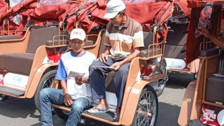 Hadiah Mengejutkan Prabowo! Becak Listrik Bikin Pengayuh Lansia di Cilacap Gembira