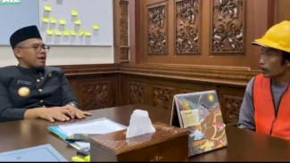 Aksi Nekat Viral! Petugas Kebersihan Nyemplung Got Saat Banjir Dihadiahi Gawai Rp5 Juta