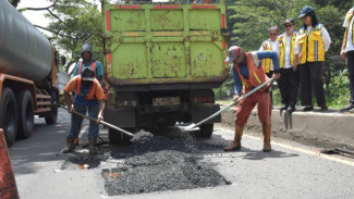 Anggaran Rp251 Miliar Digelontorkan, Jalur Pantura Batang–Pekalongan Disulap Jadi Jalan Beton