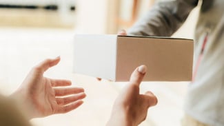 Kisah Mencekam Sakinah dari Sukoharjo: Tangannya Digigit Ular Kobra yang Bersembunyi di Paket Online