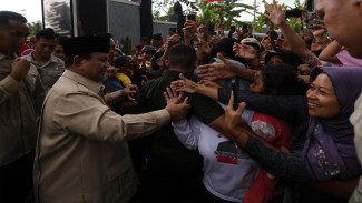 Prabowo Disambut Hangat Warga Banyumas Saat Ziarah ke Makam Margono Djojohadikusumo, Warga: Sehat Selalu!