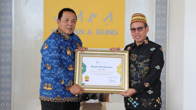 Gubernur Arinal Djunaidi dapat penghargaan dari BPS Lampung