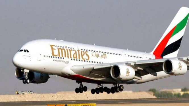 Pesawat Emirates mendarat di Bali