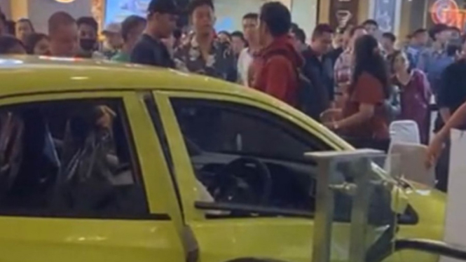 Insiden Mobil pameran di Mall Paragon Semarang tabrak pengunjung